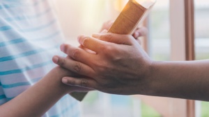 Une personne donne à une autre une Bible lumineuse.