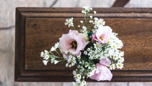 Un bouquet de fleurs sur un cercueil