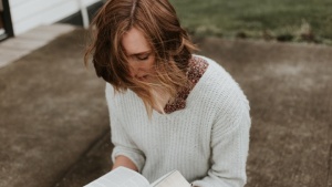 Une jeune femme qui lit une Bible