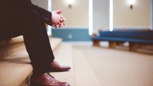 Une homme dans une église prie