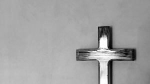 Une croix sur un mur