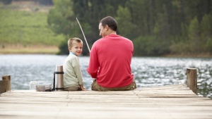 Père et fils pêchent