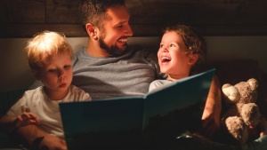 Un père qui lit une histoire à ses enfants