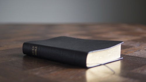 Une Bible posée sur une table.