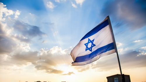 Un drapeau d'Israël flotte.