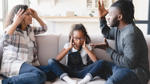 Les parents se disputent devant leur enfant.