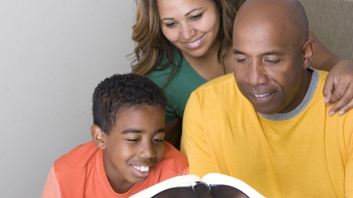 Une famille lit la Bible.