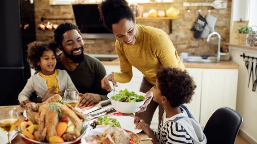 Une famille mange ensemble.