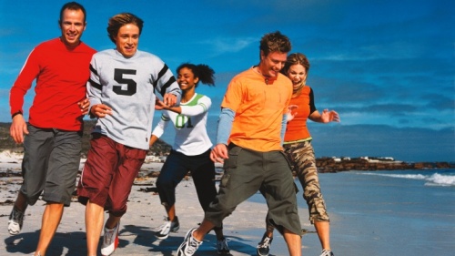 Des jeunes gens courent sur la plage