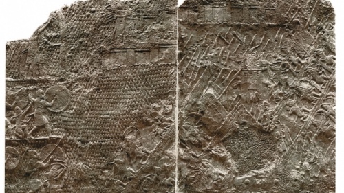 Ce relief du palais de Sanchérib à Ninive montre l'assaut des Assyriens contre la forteresse juive de Lachish.