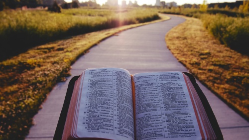 Une Bible dehors sur une table au lever du soleil