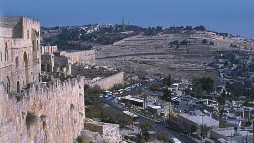 Jérusalem (au premier plan) et le mont des Oliviers (au loin)