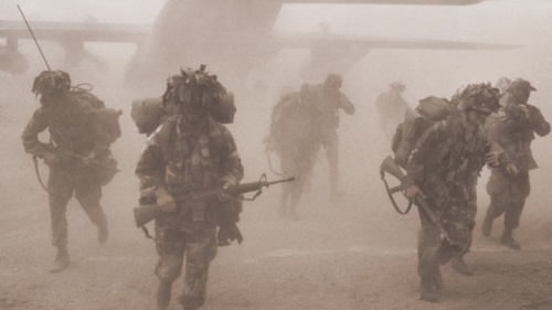 Des soldats qui sortent de la brume