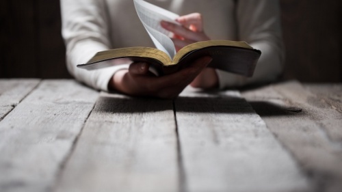 Une personne lisant une Bible