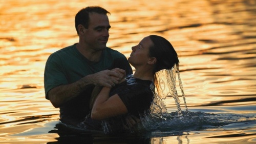 Une jeune femme se fait baptisée