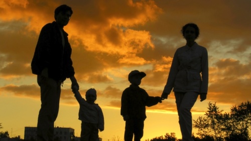 La silhouette d'une famille avec des enfants