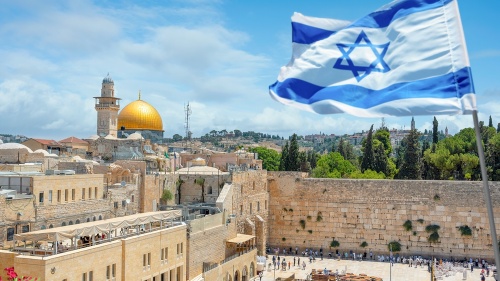 Un drapeau d'Israël flotte au-dessus de la vieille ville