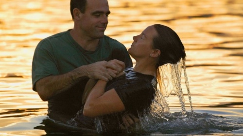 Une jeune femme se fait baptiser
