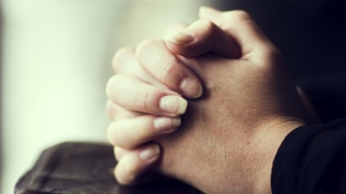Des mains qui se tiennent en prière