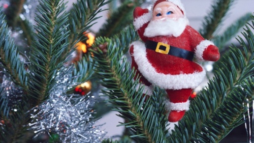 Père Noël ornement suspendu de l'arbre.
