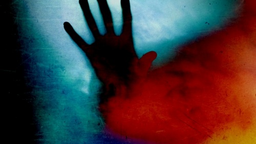 Une illustration de la photo d'une main à travers la fumée rouge.