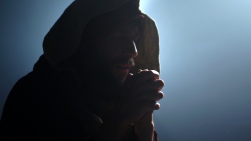 Une photo illustrant Daniel en train de prier.