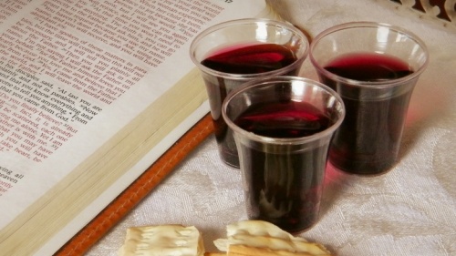 Du pain sans levain et du vin près d'une Bible ouverte