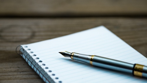 Un cahier et un stylo