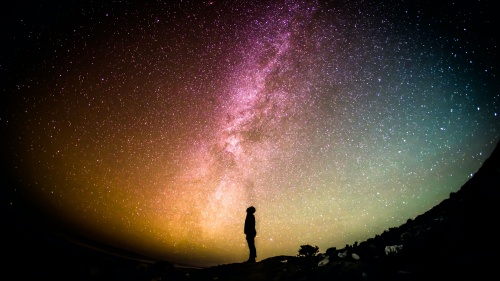 La silhouette d'une personne qui regarde les étoiles