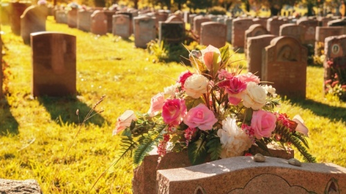 Un tombeau avec un bouquet de fleurs