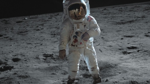 Un astronaute sur la lune