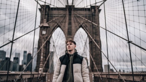 Un jeune homme sur un pont