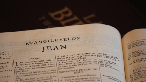 Une Bible ouverte. L'évangile selon Jean