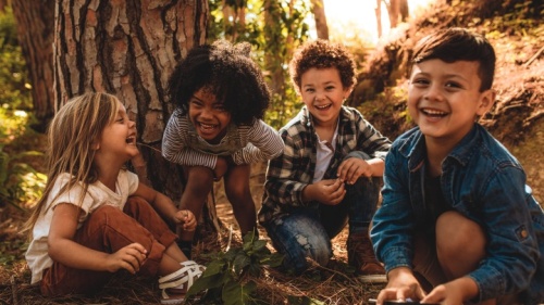 Un groupe de jeunes enfants qui jouent dans les bois.