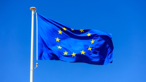 Un drapeau européen flotte