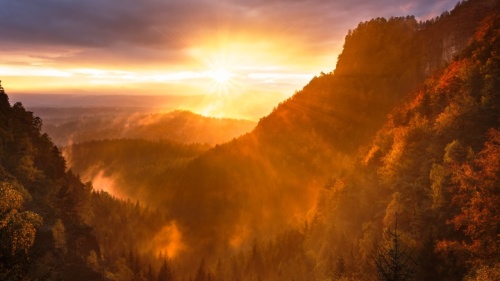 Un coucher de soleil sur des montagnes