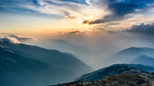 Rayons de soleil traversant les nuages.