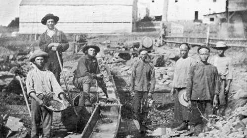 Un groupe de chercheurs d'or blancs et chinois près d'une rampe de lavage, Aubine Ravine, Californie, 1852