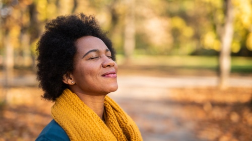 Une femme avec une expression de gratitude.