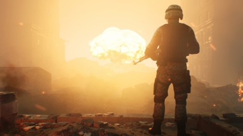 Un soldat regarde une énorme explosion dans le ciel.