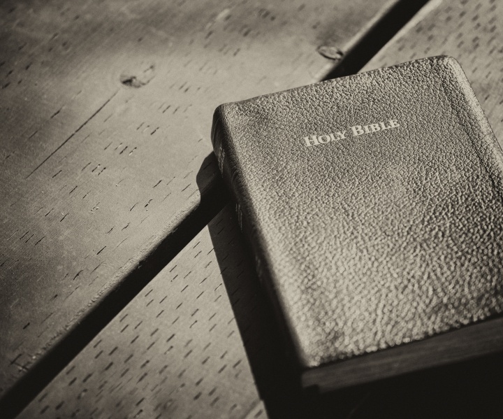 Une bible sur une table