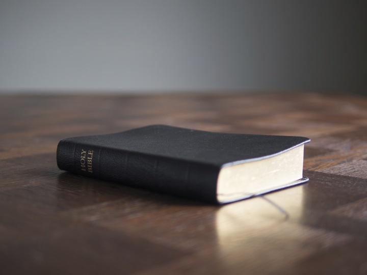 Une Bible posée sur une table.