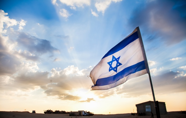 Un drapeau d'Israël flotte.