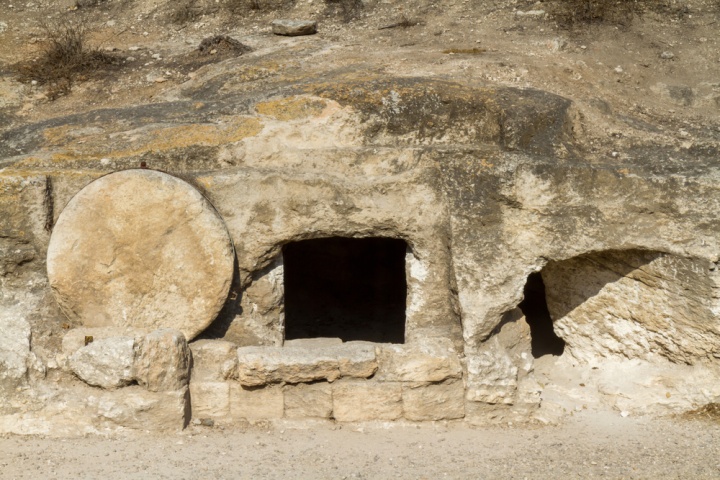 ite funéraire de l'ancien Israël avec une pierre tombale ronde.