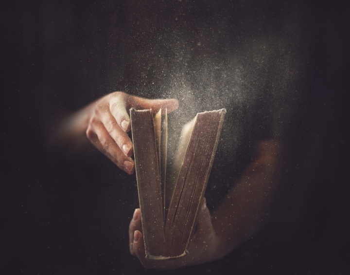 Une personne ouvre une ancienne Bible