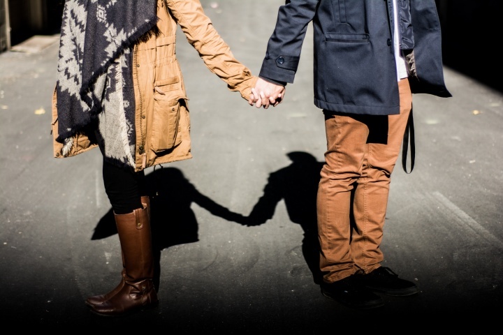 Un couple se tiennent la main