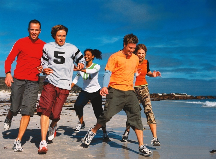 Des jeunes gens courent sur la plage