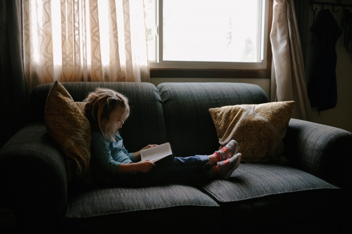 Une petite fille qui lit la Bible