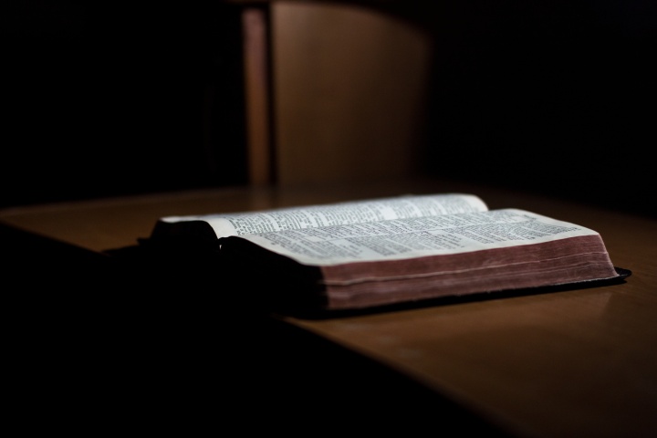 Une Bible sur une table