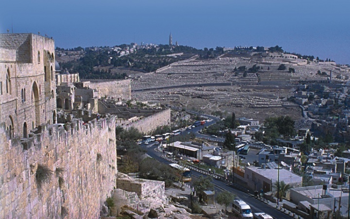 Jérusalem (au premier plan) et le mont des Oliviers (au loin)